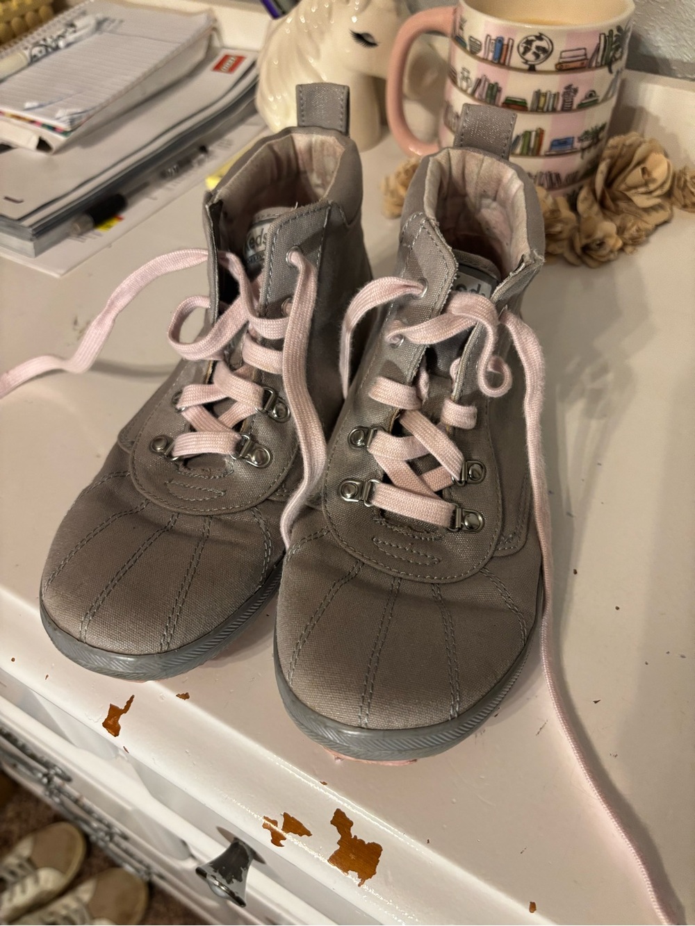 Keds women’s light grey High-Top rain boots with Pink Laces